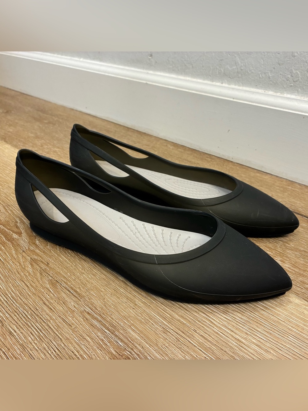 Crocs Rio Flats Black Featuring A Distinctive Pointed Toe Cutout Side Women 10